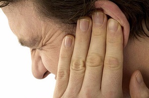 Описание симптомов клеща в ухе человека