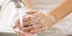 Мыть руки перед и после использования препарата