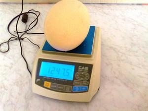 Страусиное яйцо на весах